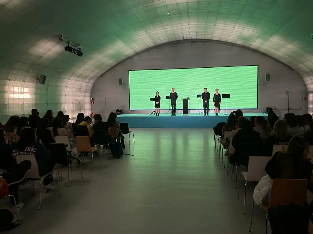 Como suele suceder #Lacantantecalva no ha dejado indiferente a nadie esta mañana 🙌🏻.

#NSP #nosolopoetry #LiteraturaEnEscena #LEE
#EugenIonescu #teatrodelabsurdo #lecturadramatizada #IsraelCriado #PilarGil #TeresaMartínez #DavidTortosa

Patrocina #fundaciónEDP .