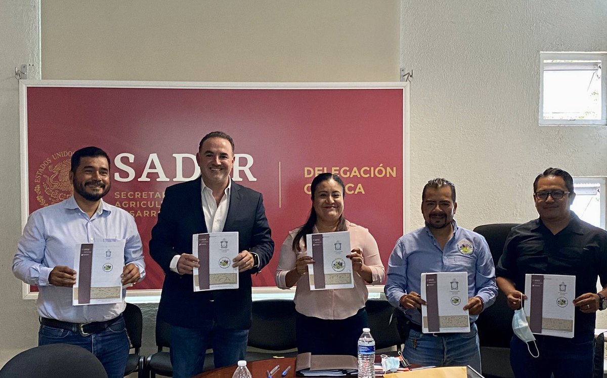 gabriel_cue's tweet photo. En coord. con @agricultura_oax y el @SENASICAOax, firmamos los programas de trabajo con el @CESVOAX, @CEFPPOaxaca y #COSIA para garantizar la sanidad e inocuidad y apoyo a la producción del agro en el estado, a través de prevención, control/erradicación de plagas fitosanitarias. https://t.co/4SgNqxNxdv
