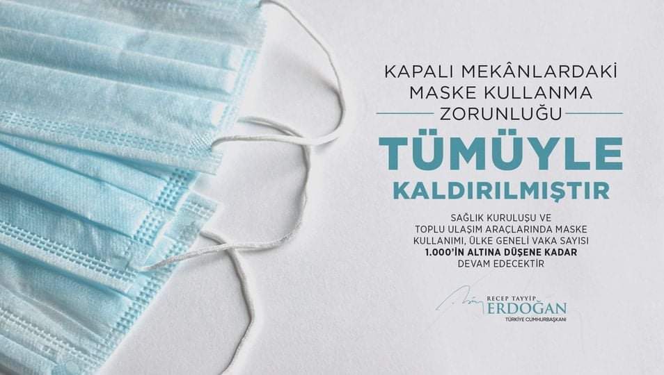 😷😷
Kapalı mekanlarda maske kullanma zorunluluğu  kaldırılmış olup sağlık kuruluşu ve toplu ulaşım araçlarında maske kullanımı vaka sayıları 1.000'in altına düşene kadar devam edecektir.