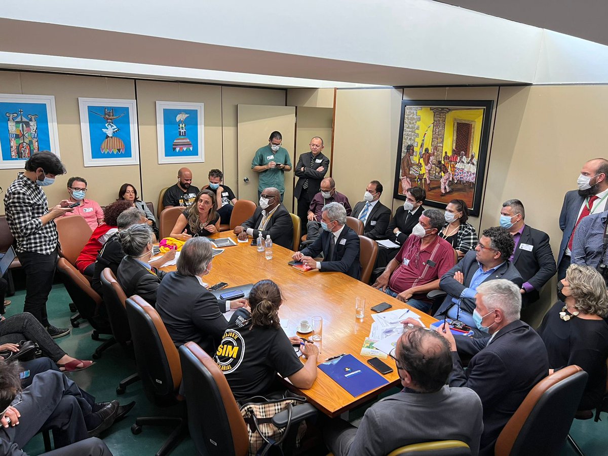 fernandapsol's tweet photo. Representei o @psol50 na reunião de hoje sobre a luta dos servidores públicos federais. Participaram Fonasefe, Comando de greve do INSS e Banco Central, FONACT, ANDRED, ANDES e FASUBRA. Estamos juntos pela reposição salarial e contra o desmonte das carreiras! https://t.co/lz0jPyjDUJ