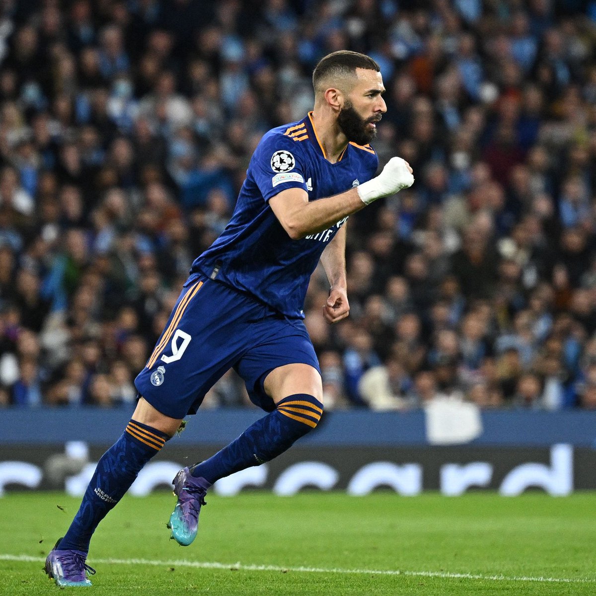 alimo_philip's tweet photo. 🔥Real Madrid’s Karim Benzema this season;

👕 41 games
⚽️ 40 goals
🅰️ 12 assists
⚽️  13 goals in 10 Champions League games

🍷Benzema is in the form of his life at 34 years!

#MCIRMA|#RealMadrid|#UCL https://t.co/LDscFoQlLq
