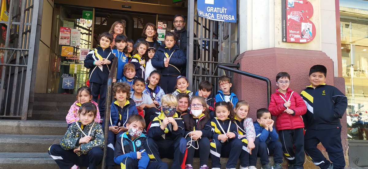 joanpacn's tweet photo. Avui els alumnes de 1r de Primària @immaculadahorta hem fet una visita guiada al Mercat d'Horta. Conèixer els aliments i el seu origen és bàsic! Apostem pels productes de qualitat i els hàbits saludables! Gràcies a tots els que avui ens heu  atès amablement, en especial a l'Óscar https://t.co/7UQqziuolX