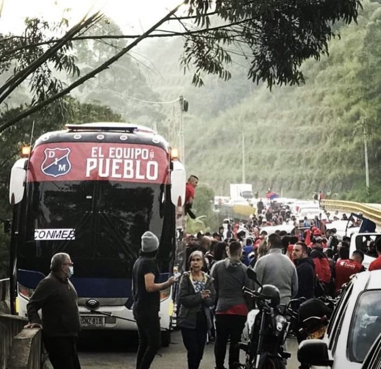 ORGULLOSODIM's tweet photo. Nuestra hinchada es taaaaan diferente a las demás! ♥️💙♥️💙♥️💙♥️💙 #CaravanaPoderosa https://t.co/aBlDuktSpr