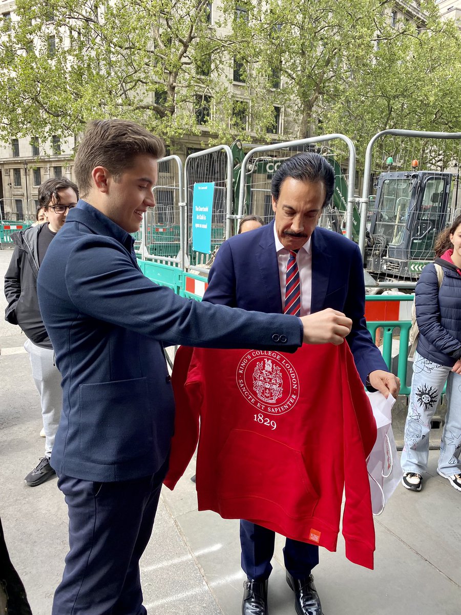 JesusElizondoS's tweet photo. Muy contentos de recibir al Gobernador de Hidalgo @omarfayad en nuestra universidad @KingsCollegeLon con compañeros de LSE. Gracias por incluirnos en su agenda para dialogar y contestar nuestras preguntas. #KingsCollegeLondon #Hidalgo 🦁 🇲🇽🇬🇧 @KCLMexicanSoc  @gobiernohidalgo https://t.co/L3IdGCoun8