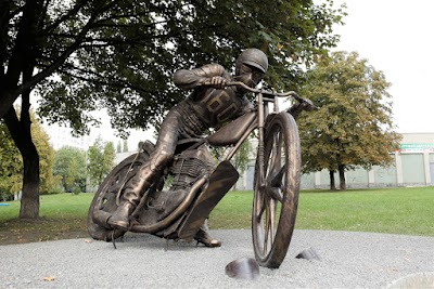 Wow. I mean just, wow 

1. How have I never seen this until now 🤯
2. As life size speedway statues go it must be up there as one of the finest ever
3. It's outside Мототрек Stadium in Rivne, Ukraine, unveiled in 2019 to commemorate 60 years (I think).
4. God bless Ukraine 🇺🇦