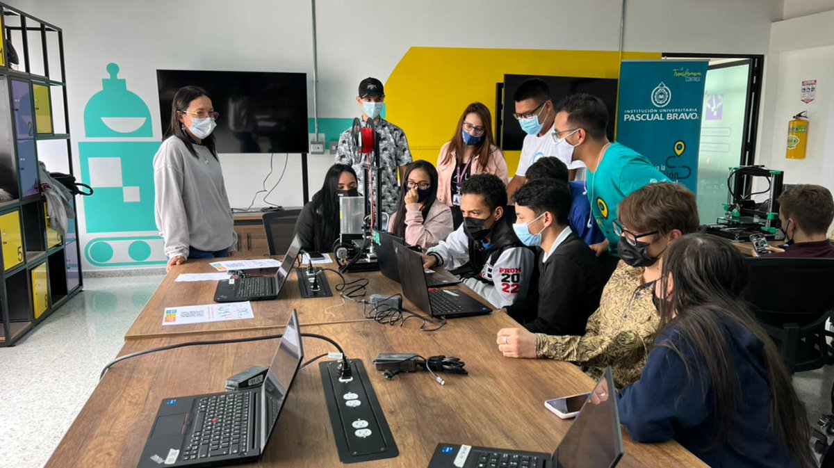 IUPascualBravo's tweet image. 🙌🏼Continuamos con la celebración de #ArduinoWeek en compañía de jóvenes de Instituciones Educativas en los CVS 🤖quienes durante esta semana están aprendiendo de la mano de estudiantes del Instituto Técnico Industrial Pascual Bravo a hacer un proyecto de semáforo.