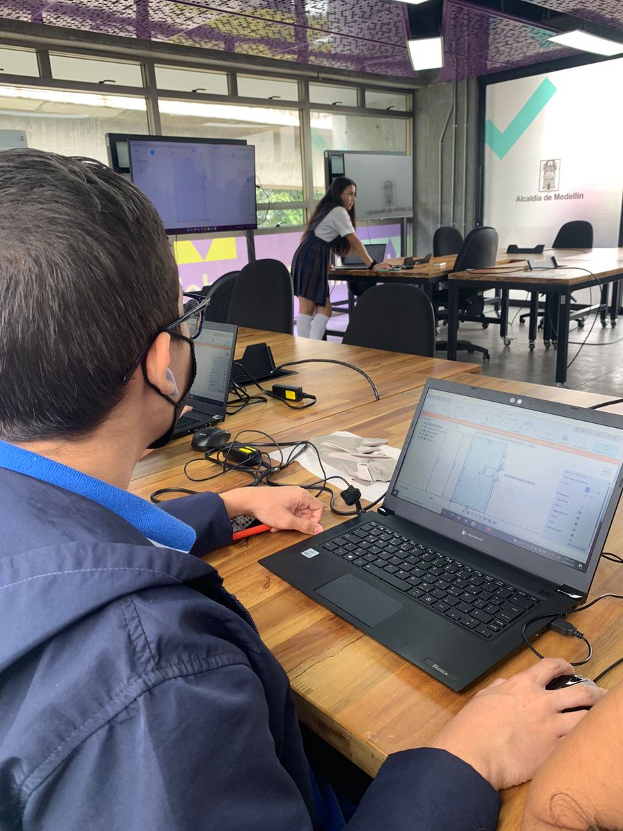 IUPascualBravo's tweet image. 🙌🏼Continuamos con la celebración de #ArduinoWeek en compañía de jóvenes de Instituciones Educativas en los CVS 🤖quienes durante esta semana están aprendiendo de la mano de estudiantes del Instituto Técnico Industrial Pascual Bravo a hacer un proyecto de semáforo.