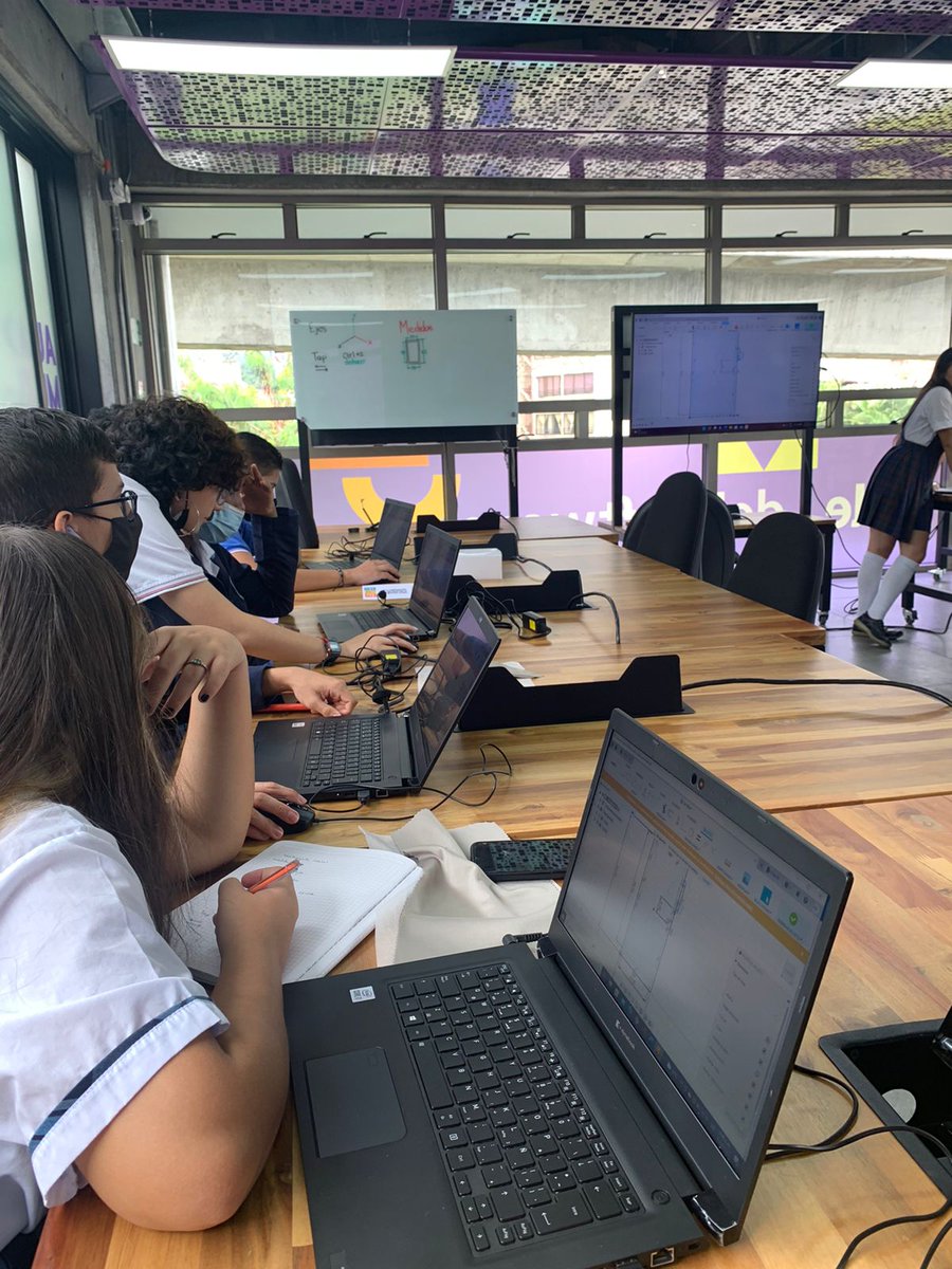 IUPascualBravo's tweet image. 🙌🏼Continuamos con la celebración de #ArduinoWeek en compañía de jóvenes de Instituciones Educativas en los CVS 🤖quienes durante esta semana están aprendiendo de la mano de estudiantes del Instituto Técnico Industrial Pascual Bravo a hacer un proyecto de semáforo.