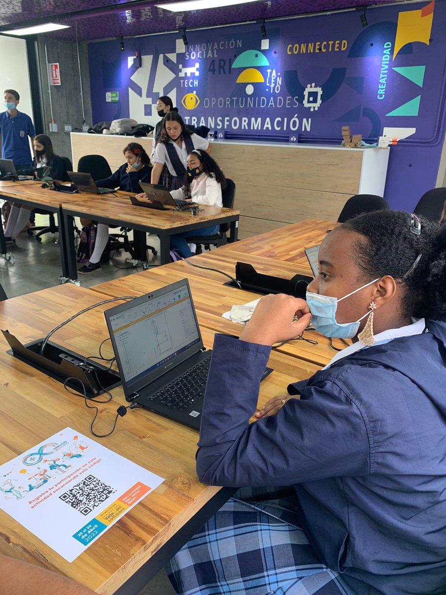 IUPascualBravo's tweet image. 🙌🏼Continuamos con la celebración de #ArduinoWeek en compañía de jóvenes de Instituciones Educativas en los CVS 🤖quienes durante esta semana están aprendiendo de la mano de estudiantes del Instituto Técnico Industrial Pascual Bravo a hacer un proyecto de semáforo.