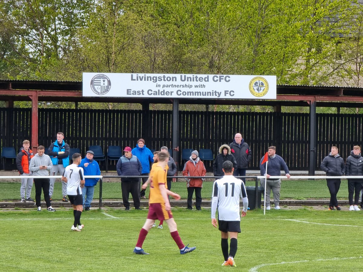 davidstoker_lfc's tweet photo. Game 1️⃣3️⃣0️⃣: Livingston United 1-1 Whitburn Juniors. 5-4 pens. Game that finished in the dark. The referee was a talking point, flashing numerous cards. It was a physical game; entertaining in the 'junior' tradition. Surprise win for the home side.
#davesfootballtravels ⚽️ https://t.co/EjQMp6KVvM