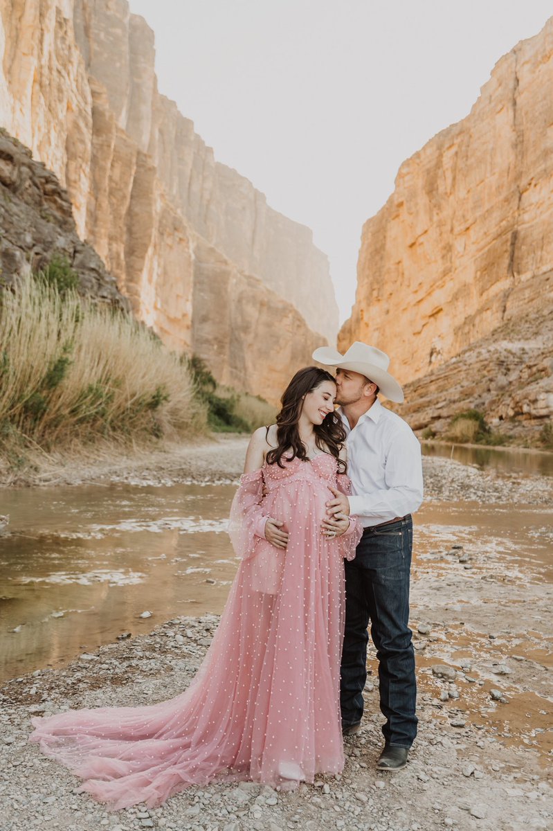 Maternity Session at the canyon 🏜 

#BigBendPhotographer #SantaElenaCanyon