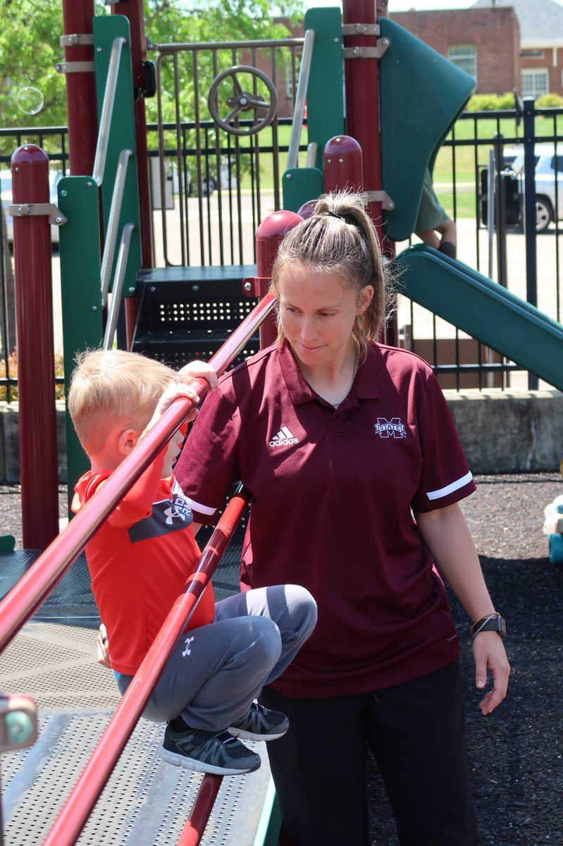 HailStateSADev's tweet photo. Student-athletes had a blast blowing bubbles, drawing with chalk, and playing with children at the T.K. Martin Center. Thanks for having us🫶! @tkmartincenter https://t.co/VejC7aAJvN