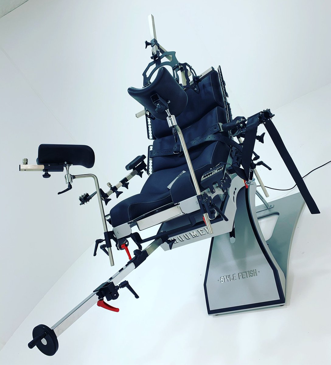 Program the control of the lifting motors individually and adapt the chair's functions perfectly to your needs. #style #stylefetish #stylefetish_industries #boomer #electric #bdsmgermany #bdsmlife #bdsmfemdom #dom #sub #gyn #chair #bdsmshop #shop #leather #black #bdsm
