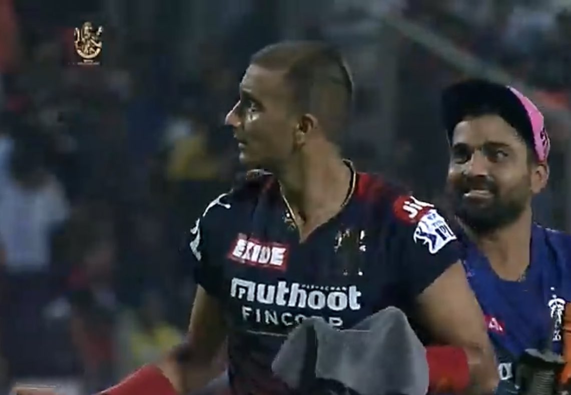 india_fantasy's tweet photo. There was an argument between Harshal and Riyan Parag after the last ball 

#IPL2022 https://t.co/PwXkOCZ5aq