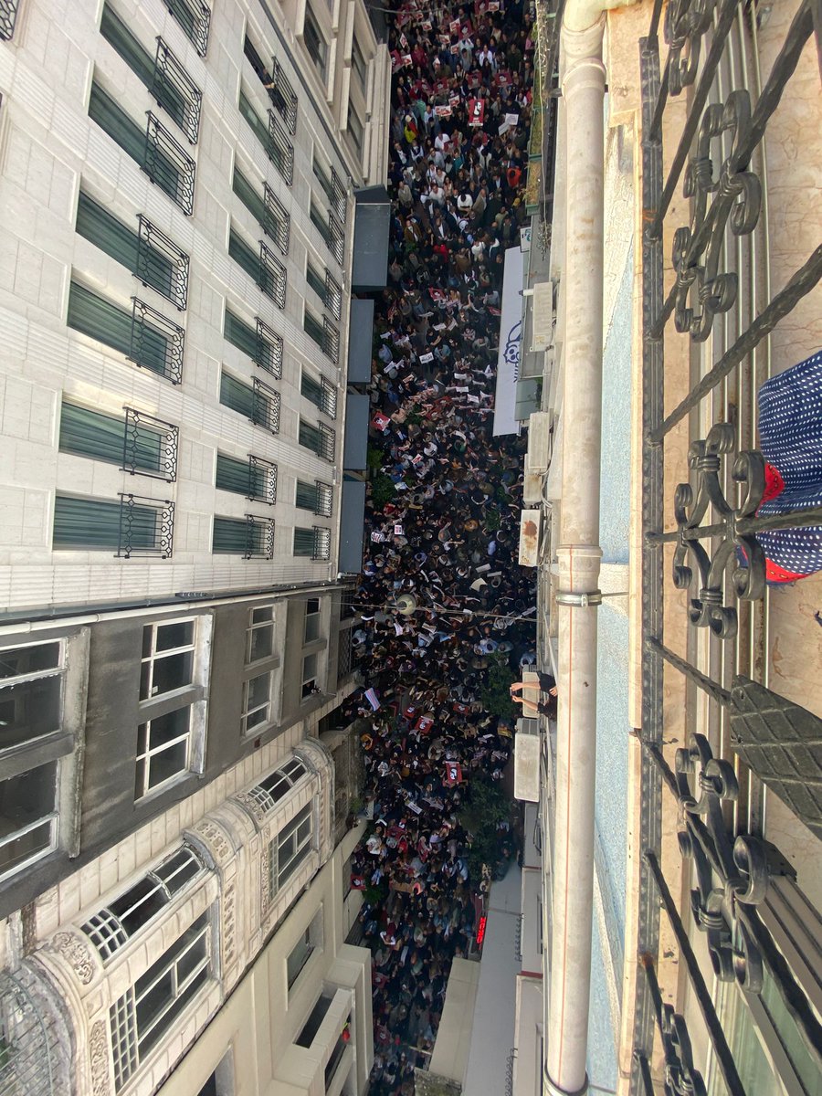 Gezi Davası'nda verilen hukuksuz karara karşı yurttaşlar Taksim Makina Mühendisleri Odası önünde toplanıyor. Hep bir ağızdan "Her yer Taksim her yer direniş" sloganı atılıyor. #GeziyiSavunuyoruz