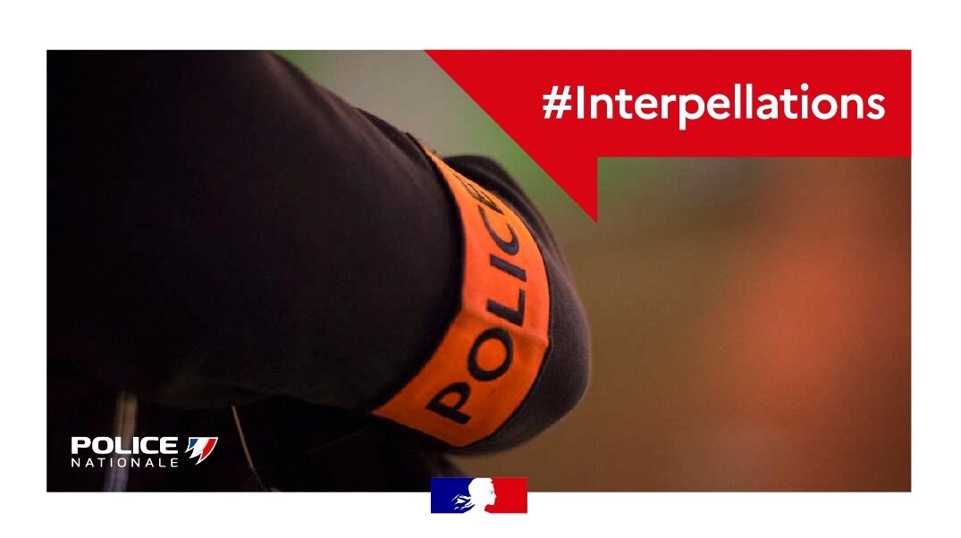 PoliceNat80's tweet photo. #Interpellations
Réveil tôt ce matin par nos #policiers pour 3 individus soupçonnés d'avoir extorqué un drapeau #LGBT🏳️🌈à une jeune militante, samedi 16/04 à #StLeu, après la manifestation"contre l'extrême-droite, pour la justice et l'égalité". Ils sont en garde à vue⛓️ #Protéger https://t.co/cSGgOd5gym
