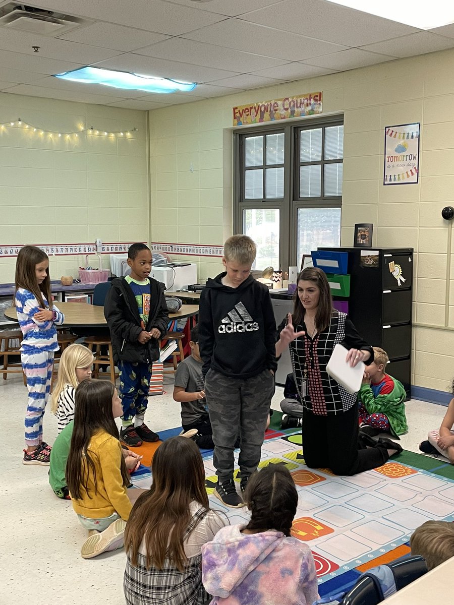 MrsPinegar's tweet photo. Coding fun with @regibbs_mcs and @katieewhitt @columbiaeschool #mcslearn https://t.co/epIg4wWZw1