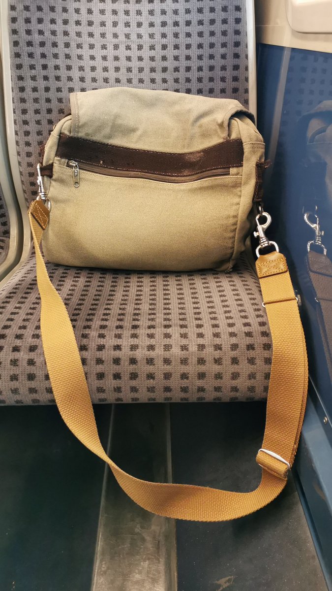 jsmln91's tweet photo. Bonjour @RERD_SNCF, je viens de trouver ce sac dans l'un de vos trains qui est direction Corbeil-Essonnes, pourriez-vous faire passer le message svp ? https://t.co/L5VIXt3MYC