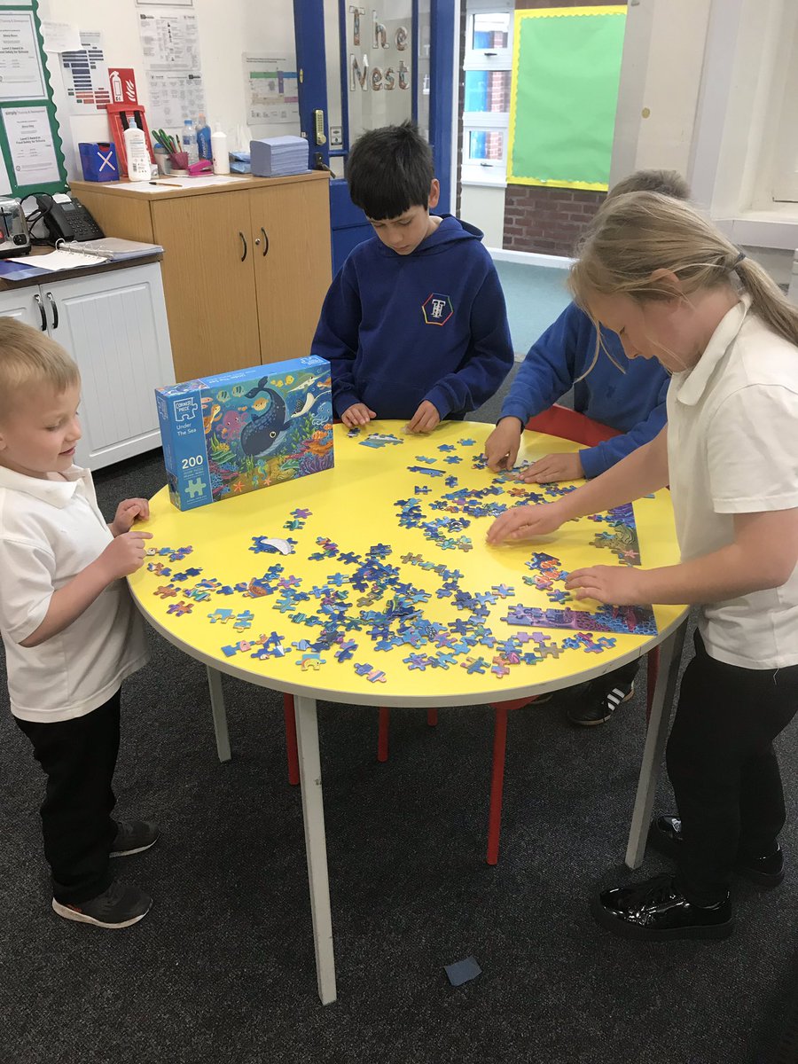 TH_AfterSchoolC's tweet photo. It’s a kind of Jigsaw and painting afternoon in After School Club #thcrew https://t.co/bFhAM375vc