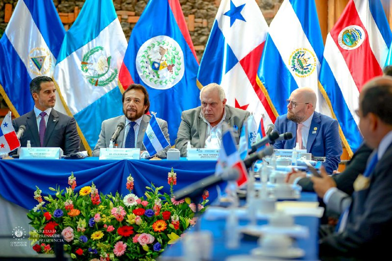 TelenoticiasGMV's tweet photo. El vicepresidente de la República, @fulloa51, y el presidente de 
@CONAMYPESV, @PaulDSteiner, participan esta mañana en la divulgación de la Política Regional Mipyme del @sg_sica.

Vía: @SecPrensaSV https://t.co/1RxdxHMF2Q