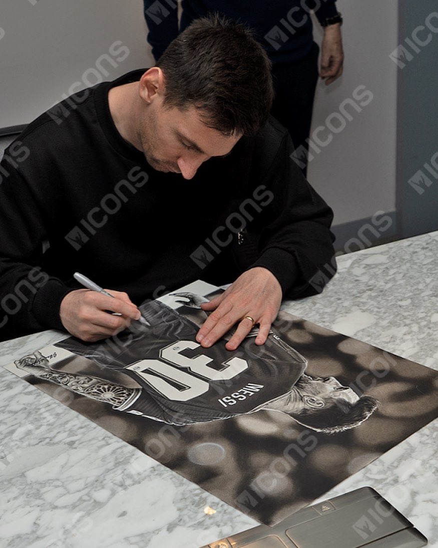 Leo Messi - Parisian Icon 🐐 

Really pleased to have had my artwork signed by the 7 time Ballon d’Or winner Lionel Messi for the 5th time 🙌🏻

Signed Original and signed Limited Edition prints are available here 👇🏻

icons.com/offers/special…

#Messi𓃵 #art #artist #drawing