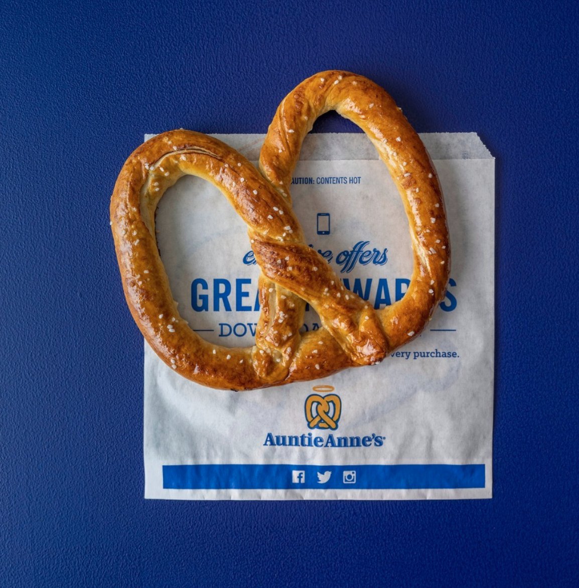 Happy #NationalPretzelDay! Celebrate with a salty, buttery Original Pretzel from @auntieannespretzels. 🥨😋