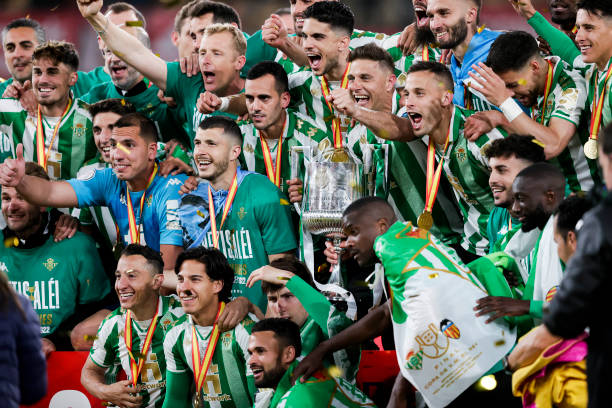 ignamurilloo's tweet photo. 🟢 REAL BETIS (5) 1-1 (4) VALENCIA: El #Betis, campeón de Copa

✏ Análisis claves tácticas en imágenes: Veremos cómo se llevó la Copa en unas de las mejores Finales recientes: Dominó la pelota, sobrevivió en partido abierto, e hizo cosas muy bien desde la pizarra

¡Vamos a ello! https://t.co/OHmwH2EJZo