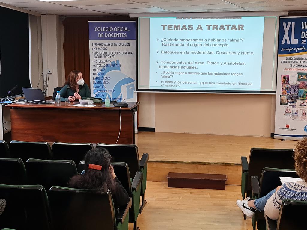 apfm_profesfilo's tweet photo. Y un día más en #ExperienciasDocentesFilosofía2022 seguimos viendo distintas formas de dar la clase.
Hoy Esther García Tejedor @estherc35 nos presenta un tema muy interesante: el problema del alma para #postmillenials.
#FilosofíaOBarbarie. https://t.co/VNggsYq7LR