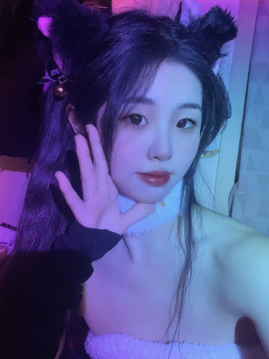 jiayiya22's tweet photo. 哥哥们这样的好射吗？#射屏 #合照 #反差 #骚货 #羞辱 https://t.co/fRxLbD9ZCI