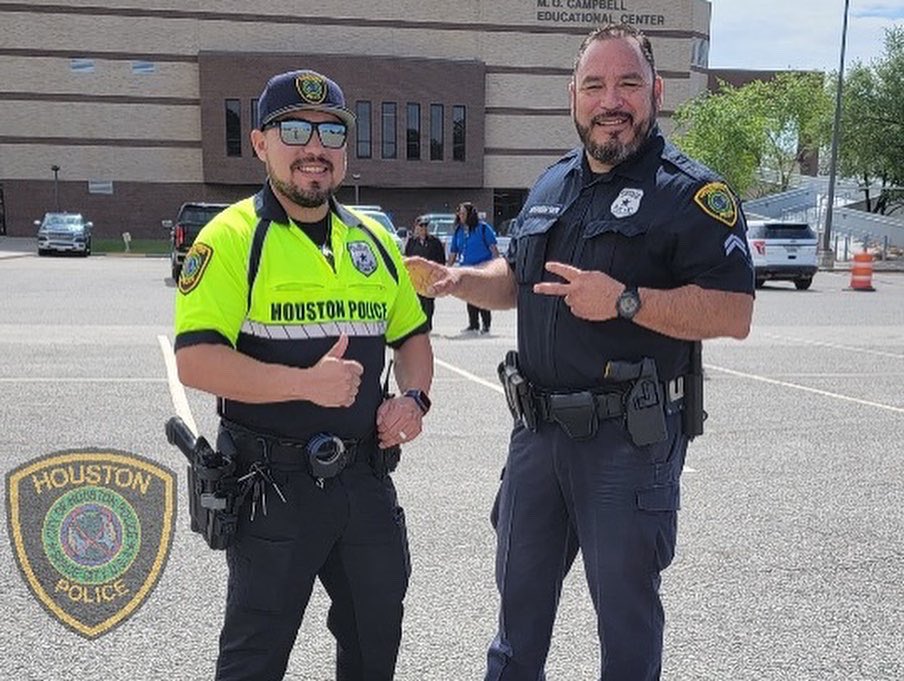 Ofc_RobHPD's tweet photo. Aldine📚ISD Law👮🏻‍♂️Enforcement Day! Talking with students about a day in Law🚓Enforcement from different division within HPD🚔! https://t.co/cNRcQ5ybAq