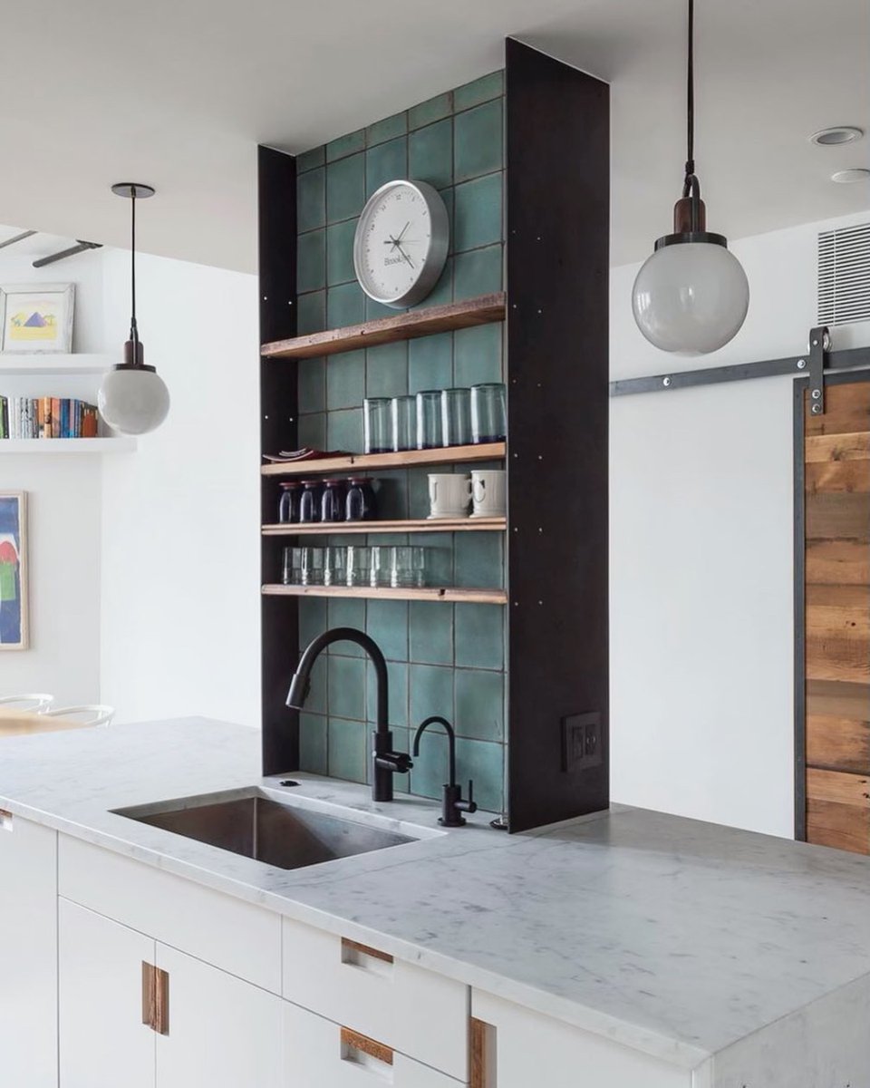 Reclaimed wood and marine green tile coexist flawlessly in this sweet vignette featuring our East Linear faucet in modern black.⁣ #Architecture #InteriorDesign #Inspiration #PanAmericanSM #Panammkt #PanAmerican #DecorIdeas #LuxuryKitchen Find out more: ow.ly/ztp150IQCkS