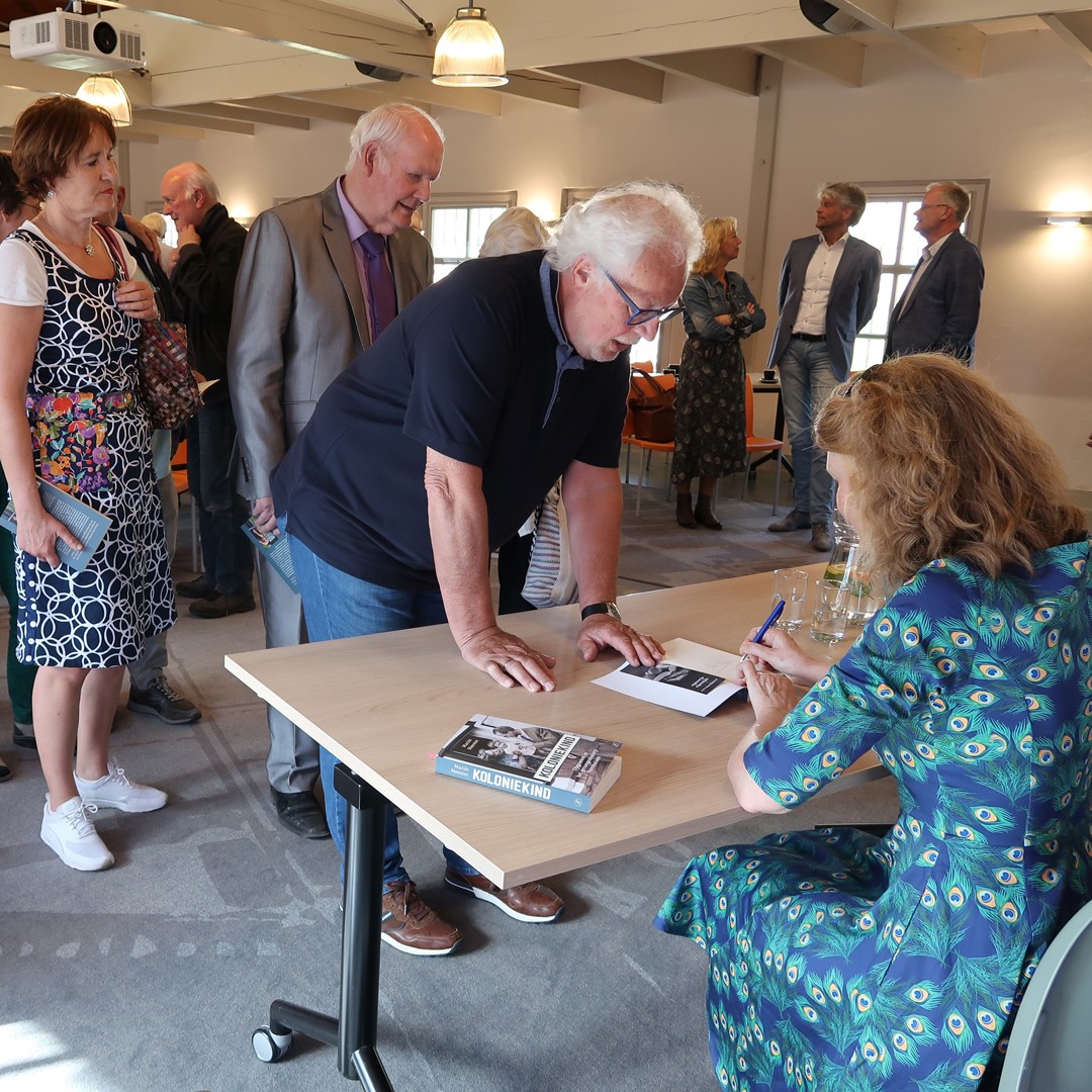 Vorige week was de boekpresentatie van het boek "Koloniekind" van Mariët Meester. Het eerste exemplaar is uitgereikt aan commissaris van de koning Drenthe, Jetta Klijnsma. En nátuurlijk is het boek inmiddels ook te koop in onze museumwinkel. 🛒📖

(fotografie - Jaap de Ruig)