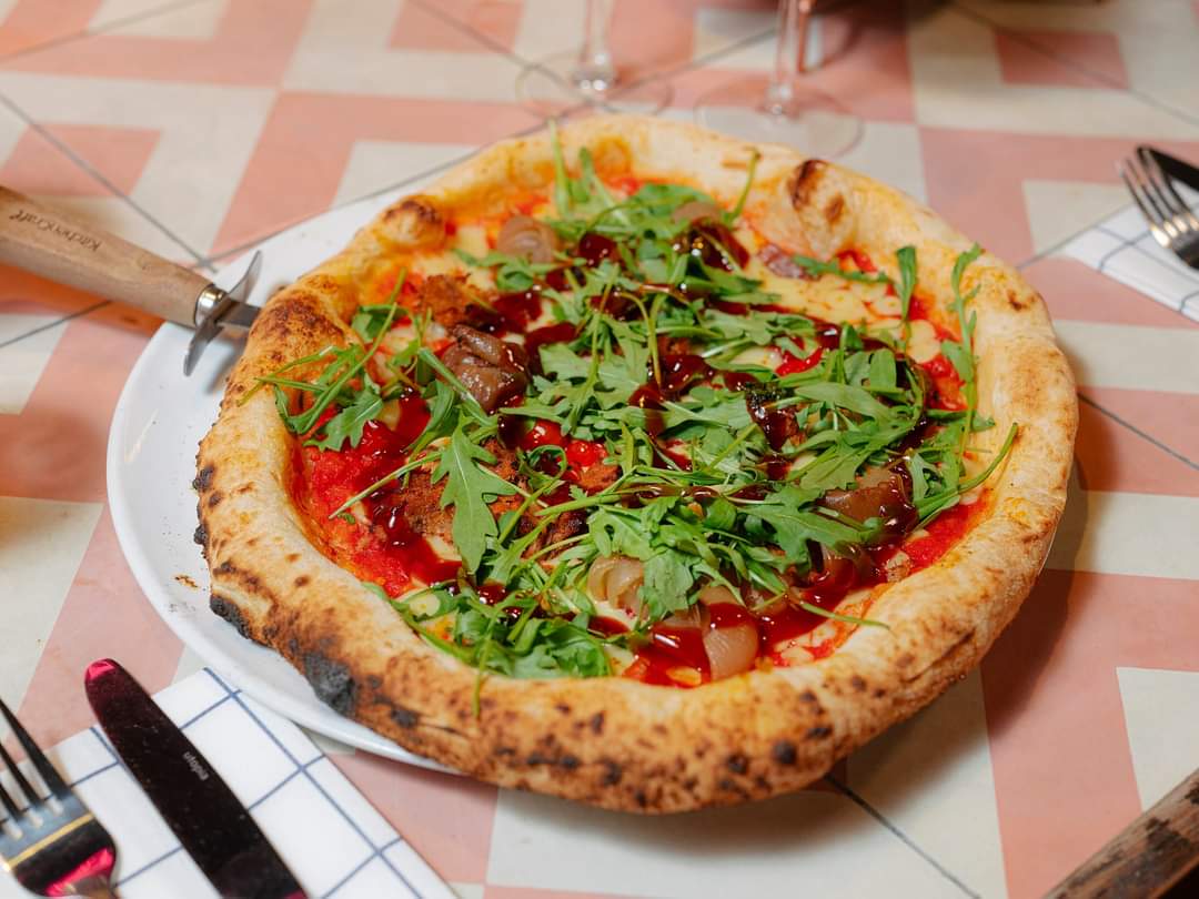 BBQ PORCETTA 🐷

Savour the taste of BBQ porchetta, roasted pimlico peppers, balsamic onions, mozzarella and rocket salad on a BBQ San Marzano tomato base. 

It's time to go hog wild.