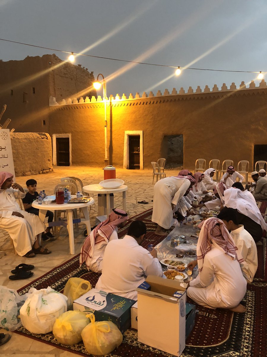 twaim_sudayr's tweet photo. تغطية للافطار الجماعي لأهالي التويم والذي أقيم في الديرة القديمة  . https://t.co/T6Vk1Ze9qW