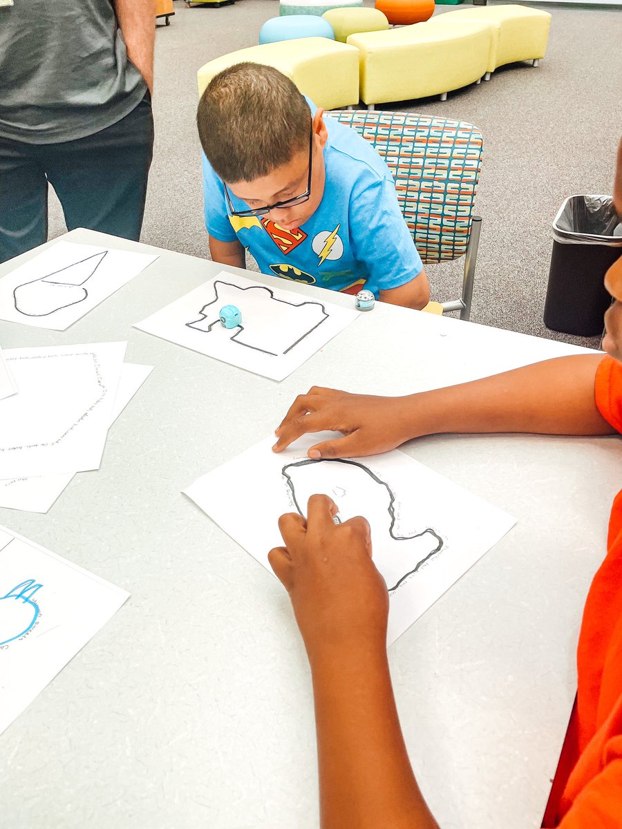 JhallzClassroom's tweet photo. not sure who had more fun!! Me or the students !!! having fun with @NClaurbrarian and her ozobots !!! https://t.co/Vw7dOhm2qP