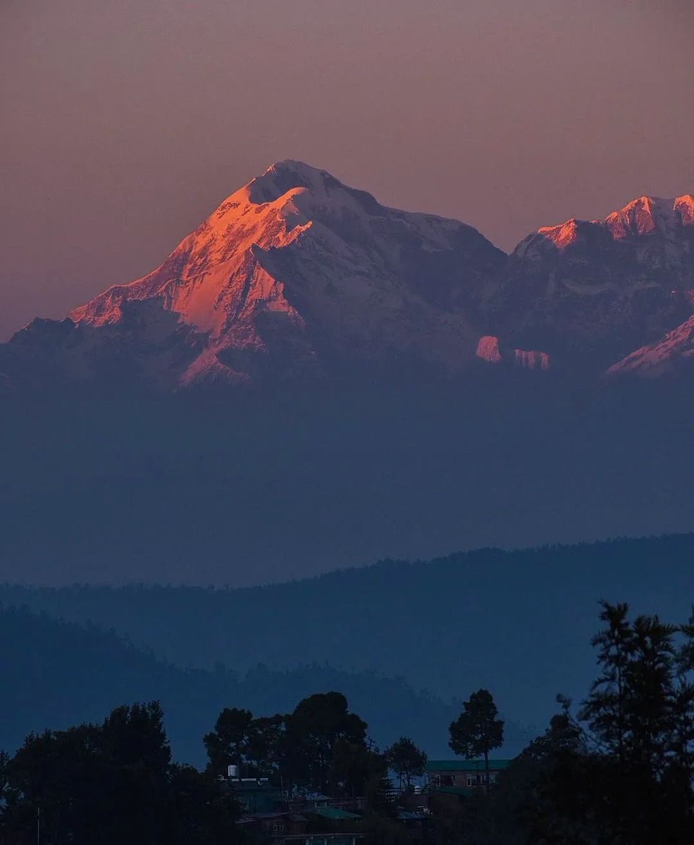thehosteller's tweet image. These are the breathtaking views that await you in Kasar Devi. Wake up to the golden light touching the tops of these gigantic mountains and watch as the last light leaves from them too - all from your room! ⛰️

#thehosteller #getupgo #kasardevi
