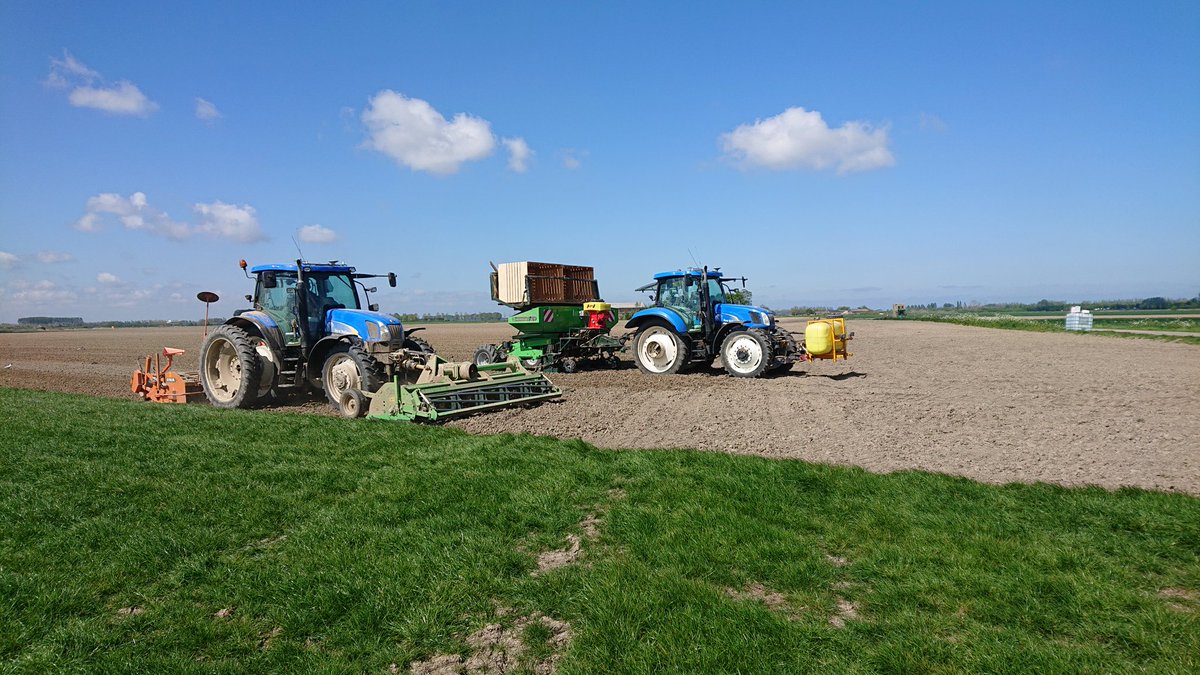 ih83_zvl's tweet photo. Ook op deze #akker is het #Droog en taai. Pootgoed #aardappelen voor #oogst22 gaan de grond in. Maar is wel meer strijd dan anders. Kopeggen, frontfrees en volvelds frees combinatie, en op de zware stukken de combinatie zelfs 2x. 't mag weer veel diesel kosten. #stoffig #loonwerk https://t.co/y9lG6Q2xc0