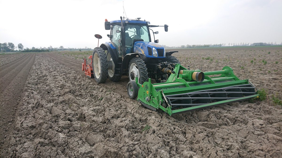 ih83_zvl's tweet photo. Ook op deze #akker is het #Droog en taai. Pootgoed #aardappelen voor #oogst22 gaan de grond in. Maar is wel meer strijd dan anders. Kopeggen, frontfrees en volvelds frees combinatie, en op de zware stukken de combinatie zelfs 2x. 't mag weer veel diesel kosten. #stoffig #loonwerk https://t.co/y9lG6Q2xc0