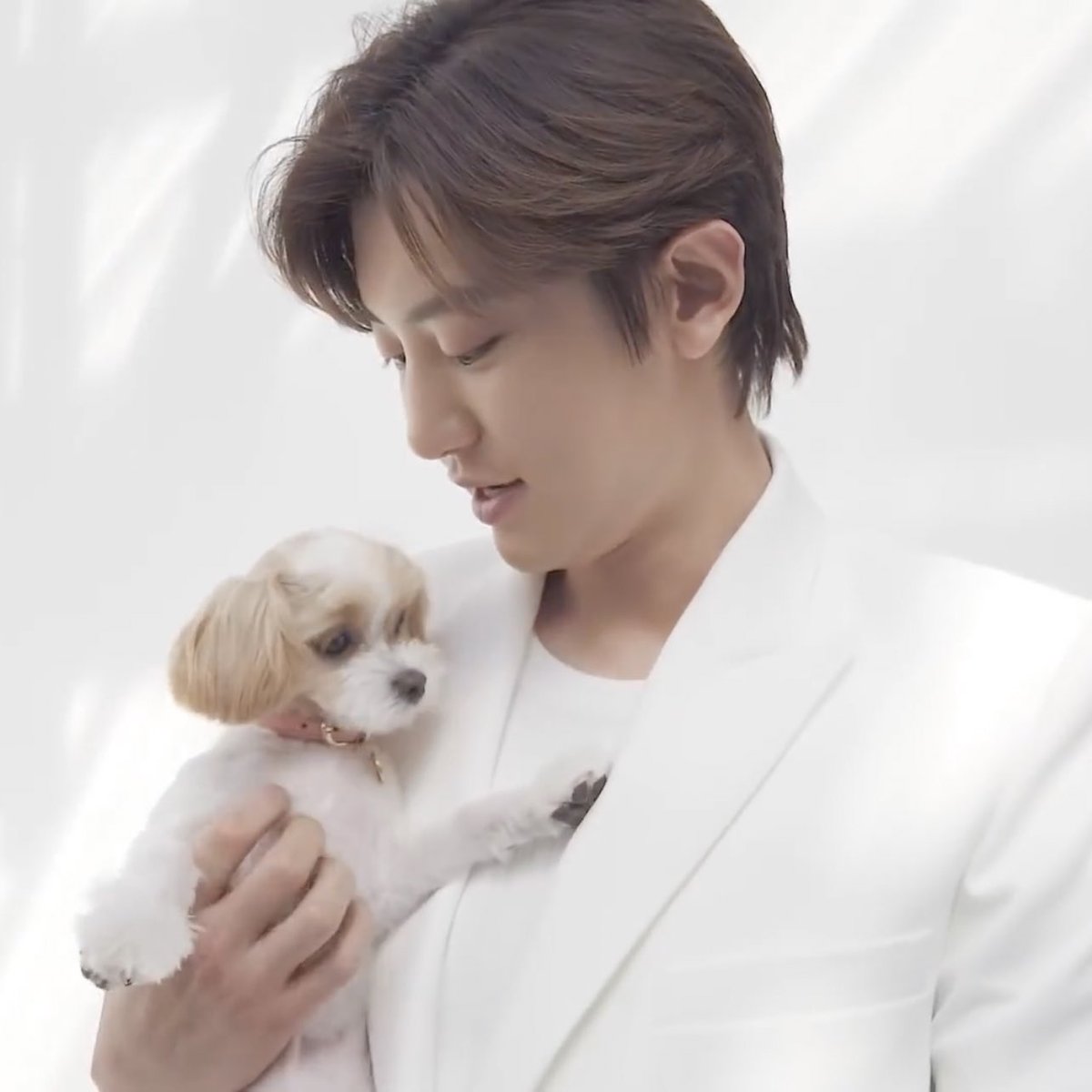 PCY__Universe's tweet photo. VID 260422 | Já é dia 27 lá do outro lado do mundo, então temos vídeo novo do #NNGStudio.
E tem #CHANYEOL pai babão de pet com a Zzar! 🐾
📽️ https://t.co/EAHp9I0PiI
#찬열 | #엑소 #EXO @weareoneEXO #ActorParkChanyeol https://t.co/7qdH4exnHr