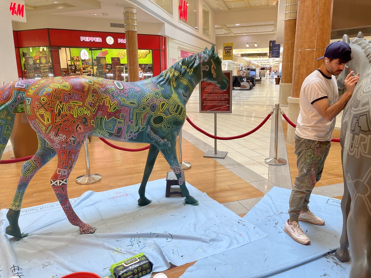 Come see our artist James Anzalone paint LIVE in the mall until Friday! 

🐎 @lexarts 

#Horsemania

Learn more about our horse at:
bit.ly/3vg4xEf