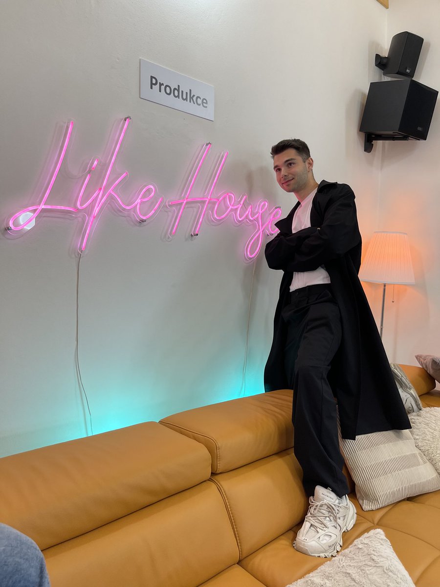 Like House 3 tweet media