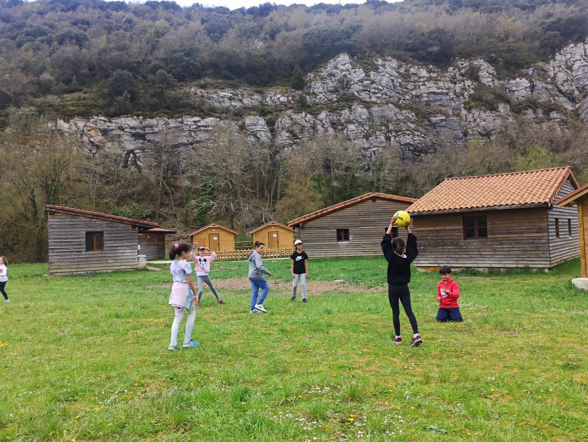LaSalle_Burgos's tweet photo. 5º DE PRIMARIA SE VA A BUTRERA - Los alumnos de 5º EPO se fueron ayer de excursión a las aulas de la naturaleza de #MolinoDeButrera, donde estarán hasta el viernes.
Deportes, marchas por el monte, talleres, veladas, rutas...
Podéis verlas imágenes en Sallenet.
#SomosLaSalle https://t.co/CotSZzeGmd