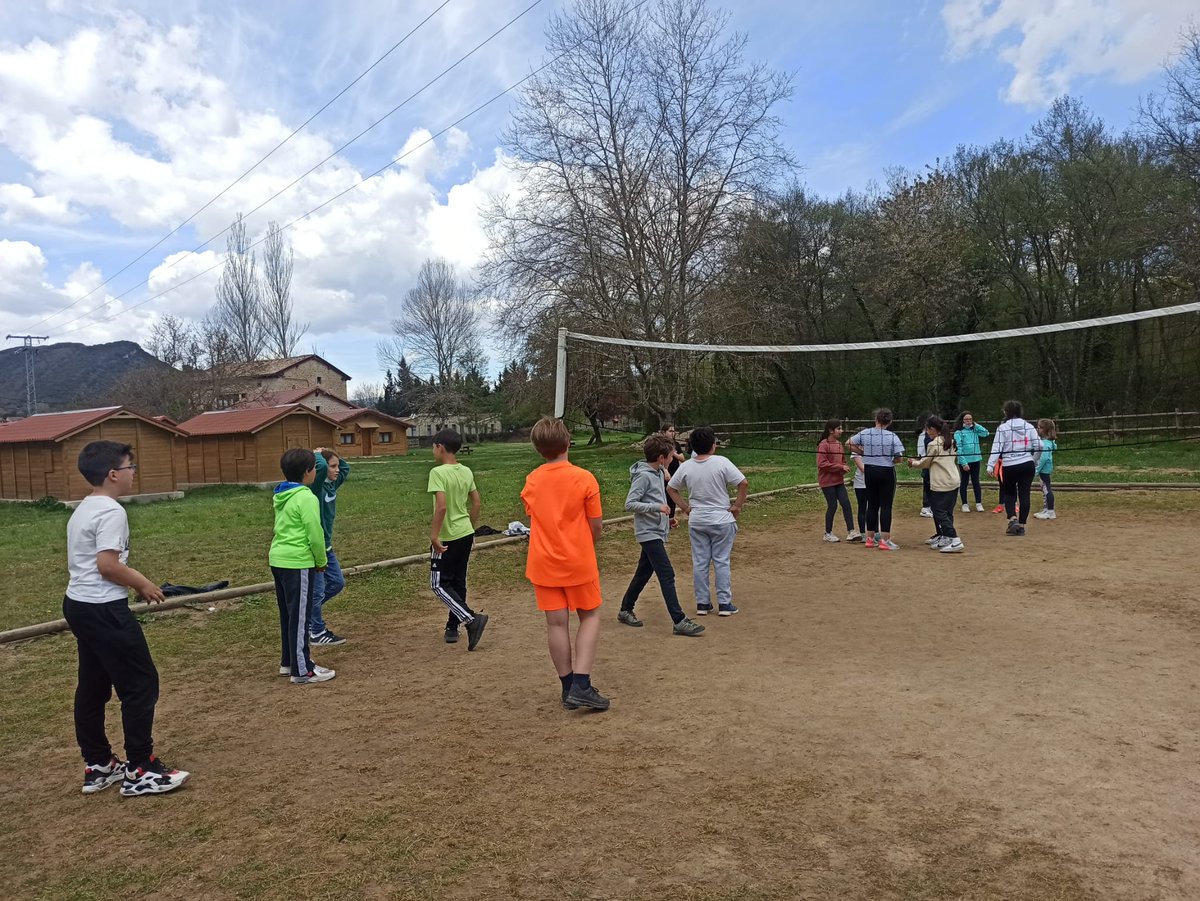 LaSalle_Burgos's tweet photo. 5º DE PRIMARIA SE VA A BUTRERA - Los alumnos de 5º EPO se fueron ayer de excursión a las aulas de la naturaleza de #MolinoDeButrera, donde estarán hasta el viernes.
Deportes, marchas por el monte, talleres, veladas, rutas...
Podéis verlas imágenes en Sallenet.
#SomosLaSalle https://t.co/CotSZzeGmd
