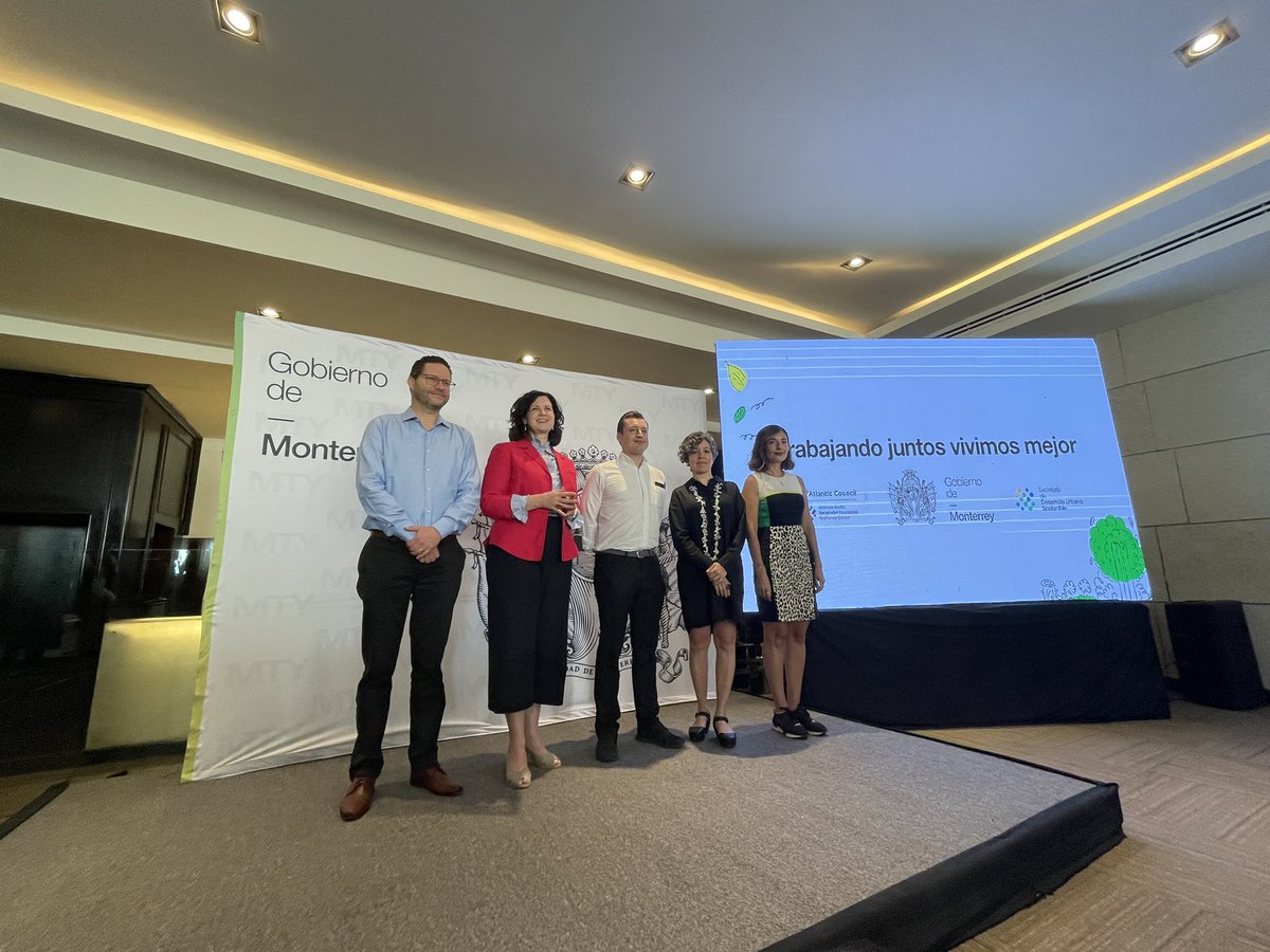 tintacallejera's tweet photo. Como parte del #AcuerdoVerde por Monterrey; con un presupuesto de 50 mil USD anuales de la @RockefellerFdn para investigación, ciencia y tecnología, y con la dirección de @surellasegu, lanzan @colosioriojas y @LBallesterosM en @mtygob la primera Oficina de Calor en Latam. https://t.co/memauMPQu1