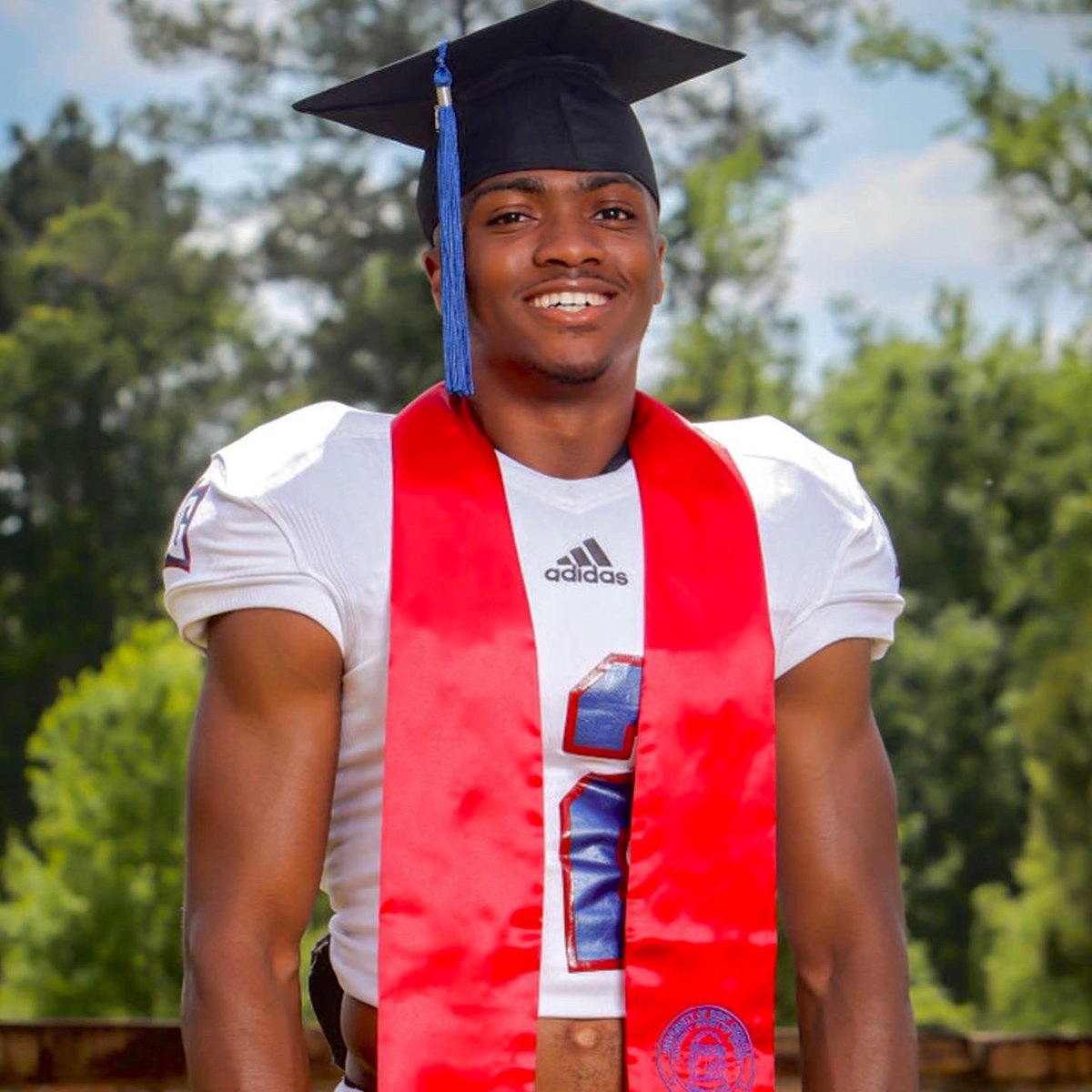 ScooterRisper's tweet photo. 3 years later… 

☑️Honor Graduate 
☑️3.6 GPA
☑️Dean’s List every semester 
☑️All GSC Academic Team
☑️ Cum Laude w/ Honors 
The Moral of the story is to STAY TRUE TO YOU! They said I would change, but I’m still the same me with the same dreams! This one here for my mama❤️ https://t.co/2Sldt0Th29