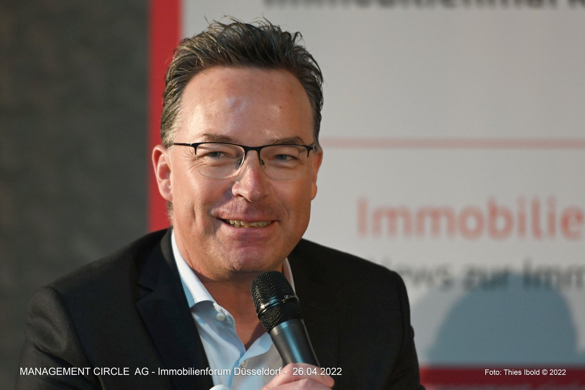 immo_circle's tweet photo. #Stadtentwicklung - Quo Vadis❓
Bei unsere Podiumsdiskussion zum Thema "#Innenstadtentwicklung neu gedacht" spricht Benjamin Biehl mit Oliver Kehrl MdL, Rudi Purps und Dr. Frank Pflüger. 
#ImmoDUS https://t.co/I4yGWmWWcO