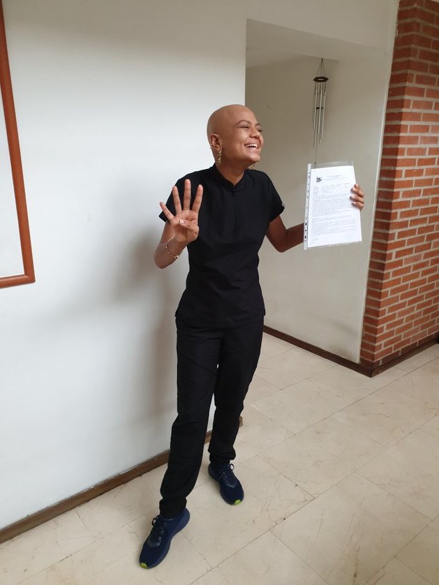 Les dejo esta foto de la morenita comenzando su 4to ciclo de quimio y con la noticia en mano de que el tumor DISMINUYÓ UN POCO MÁS DEL 50%🥺