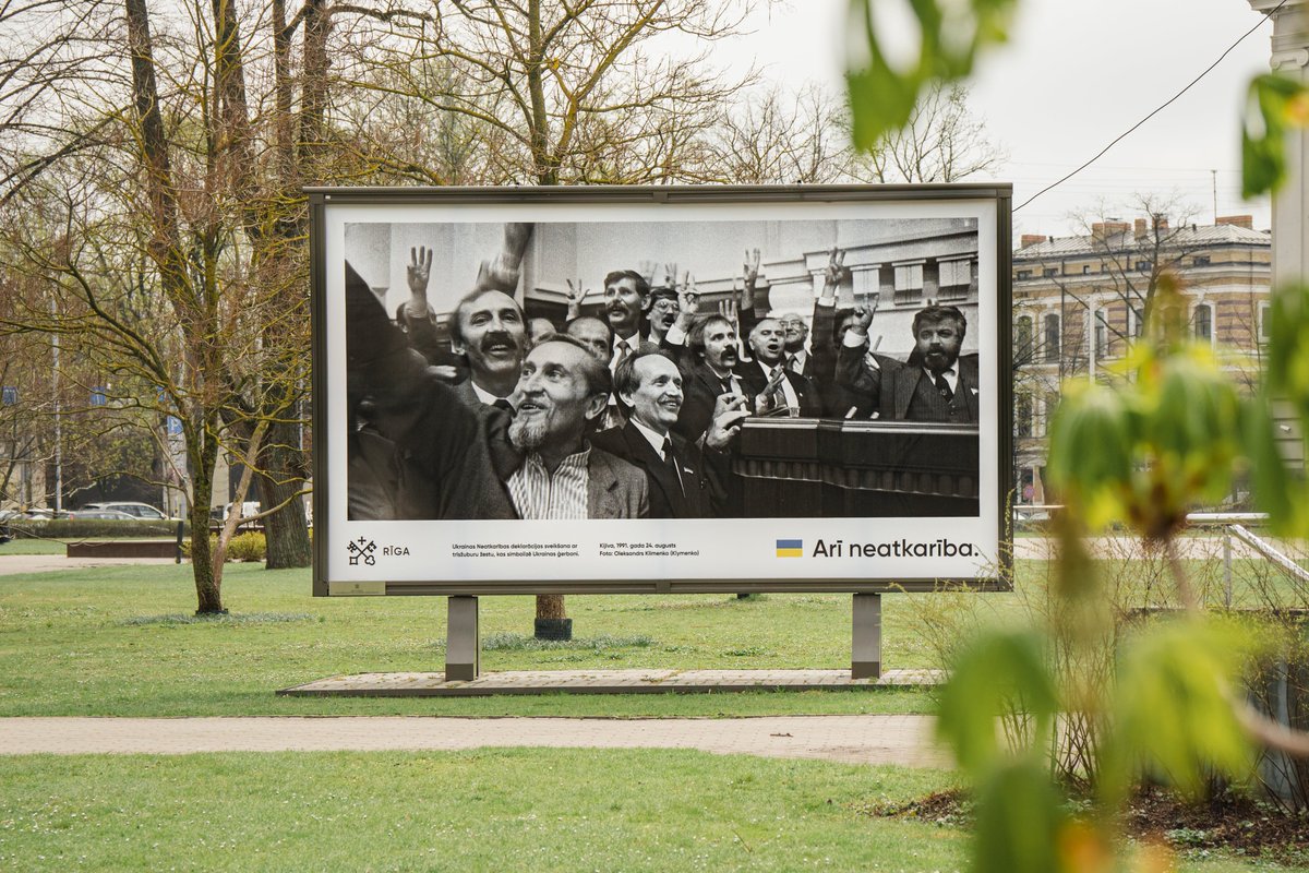 🇱🇻 Neatkarība.🇺🇦 Arī neatkarība.
Šogad, svinot 4. maiju, Rīgas pilsētvidē izvietotas vēsturiskās fotogrāfijas no 90. gadu sākuma, akcentējot gan Latvijas, gan Ukrainas iedzīvotāju neatkarības centienus.