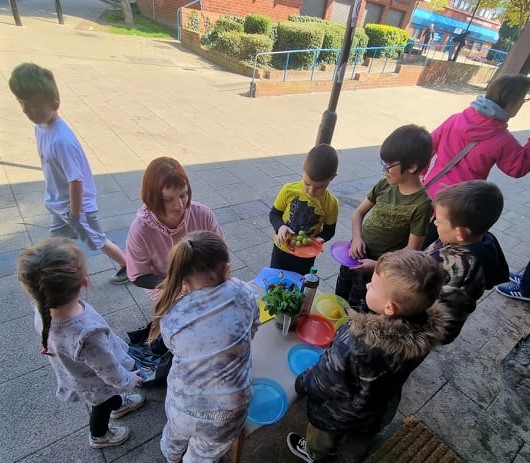 NCP_CIC's tweet photo. We ended up with over 60 children on the last day of our #BestSpringEver in Byker, they all helped making their warm meals, salads and drinks with plenty of fruit, veg and herbs @NEStreetgames @NewcastleCC https://t.co/yd0BmM5cCS