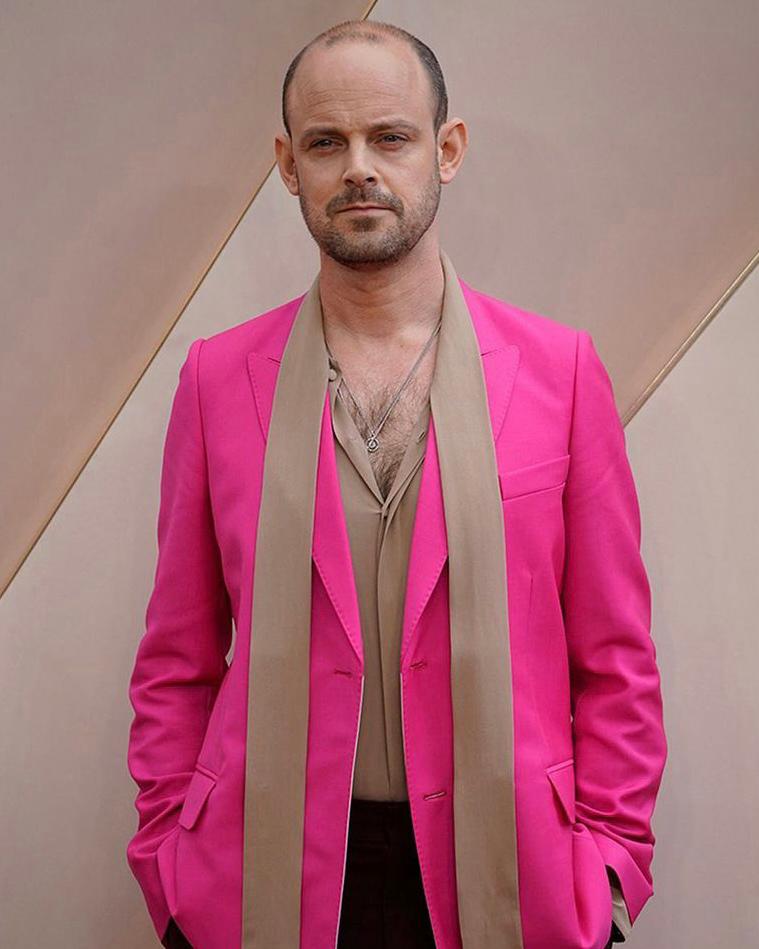 MaisonValentino's tweet photo. In London’s Leicester Square, #HarryHaddenPaton opted for a pink and brown #ValentinoRendezVous look for his attendance at the ’Downton Abbey: A New Era’ film premiere this week styled by #MKCrooke https://t.co/vDMuPPnopu